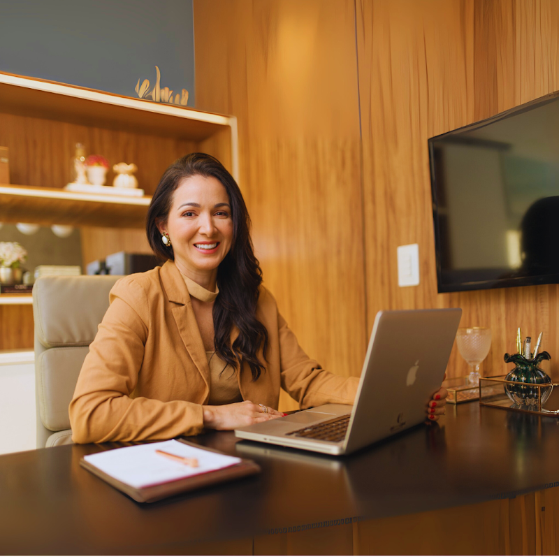 Dra. Lais Cabral | Clareamento e Lentes de Contato Dental em Maceió - foto 1