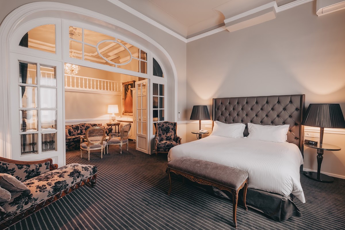Hotel Manos Premier hero