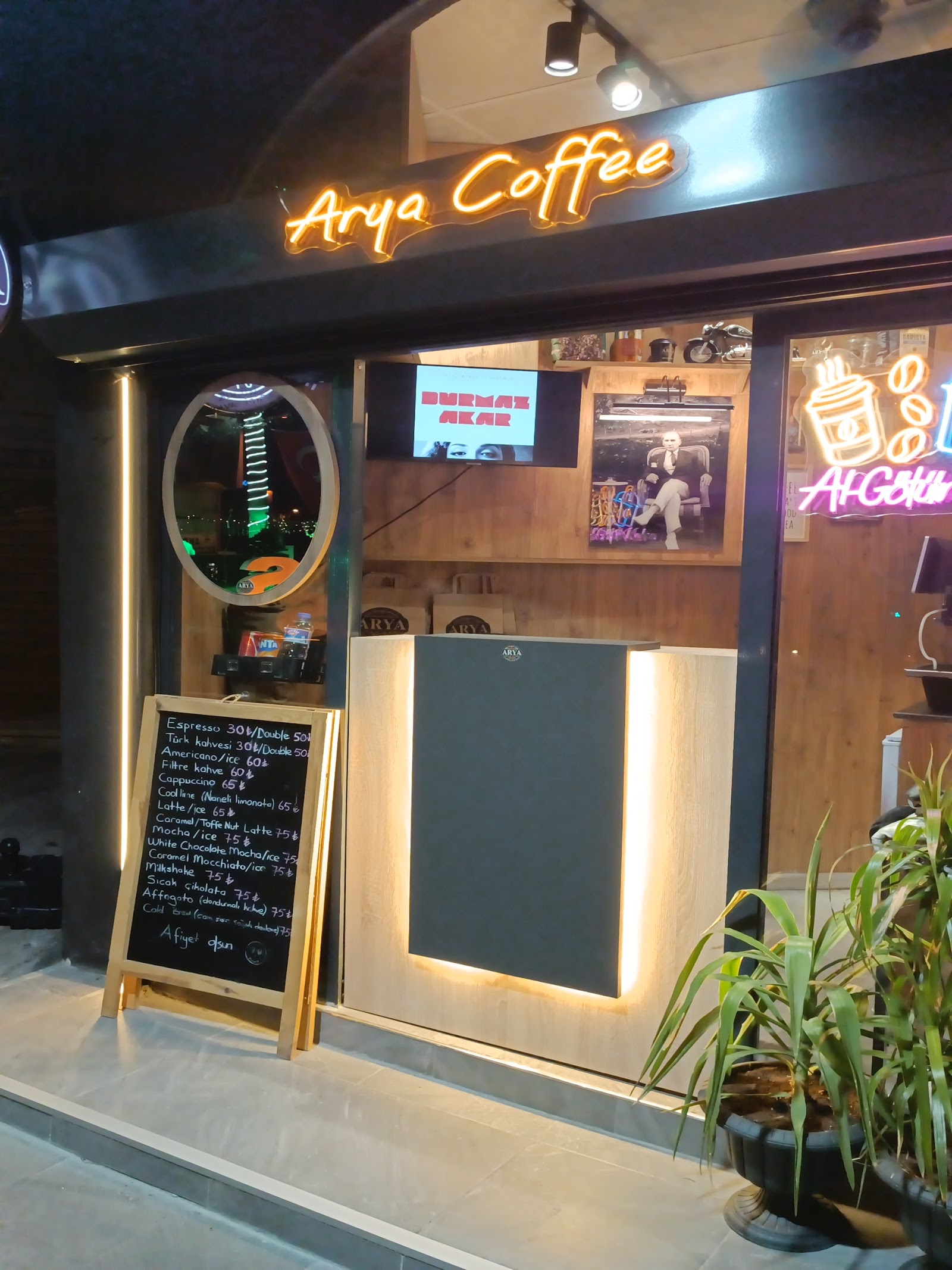 Arya Coffee mekanı