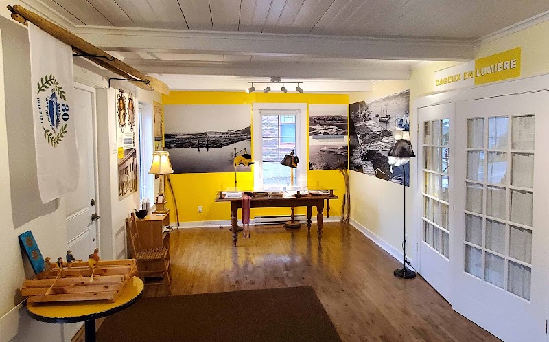 Maison des Cageux du fleuve Saint-Laurent & Café maritime [Raftsmen House of St-Lawrence River & Maritime Cafe] photo 2