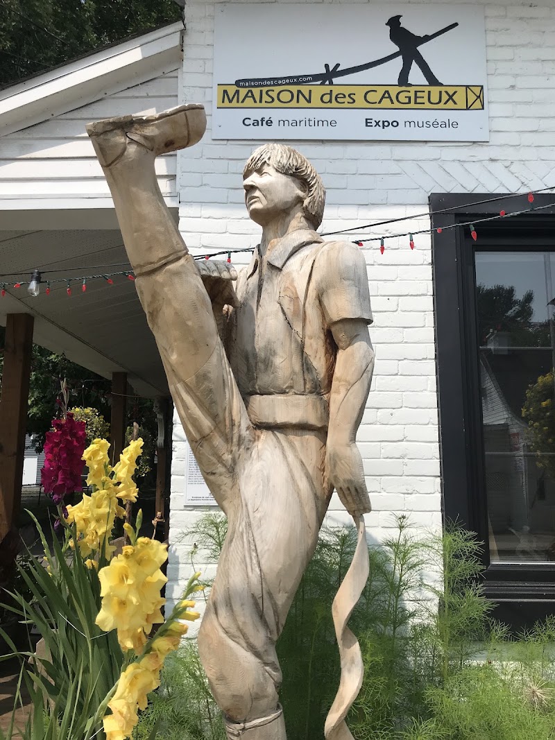 Maison des Cageux du fleuve Saint-Laurent & Café maritime [Raftsmen House of St-Lawrence River & Maritime Cafe] photo 3