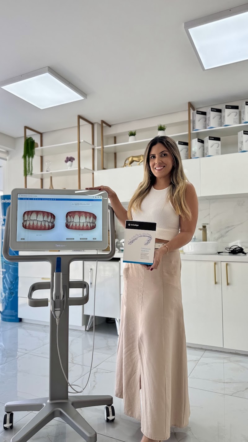 Dra. Marcela Magna | Dentista | Ortodontista | Invisalign Doctor | Referência em Clareamento Dental | Maceió - foto 4
