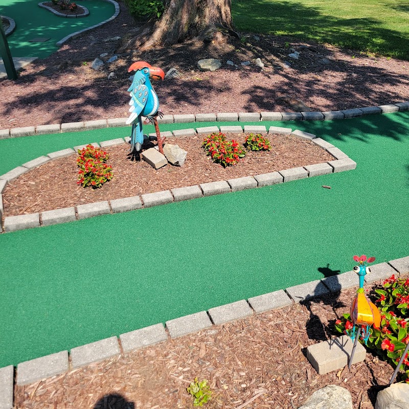 Lucky Strokes Golf & Grill banner