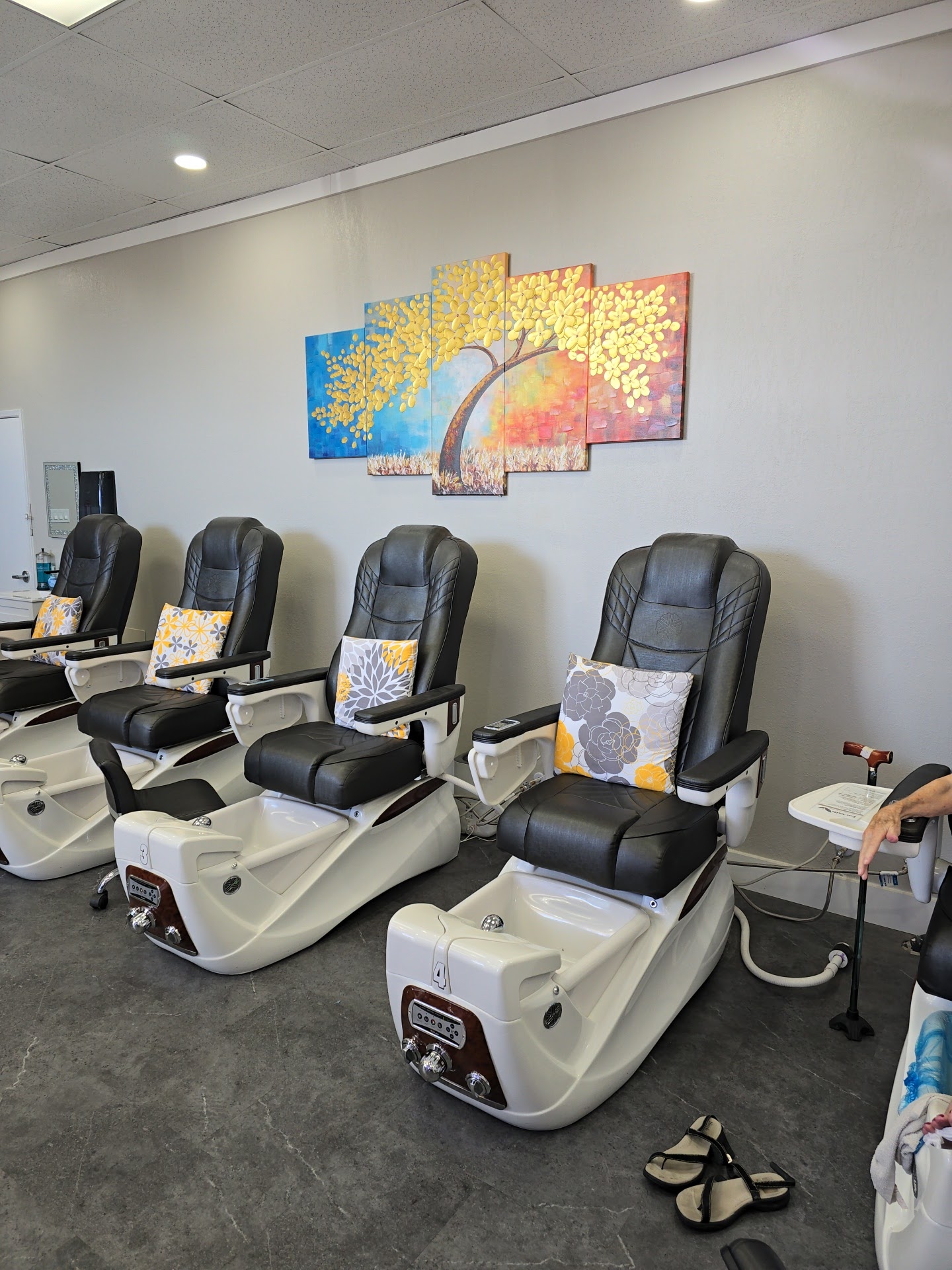 Inside Em Nails — the studio space