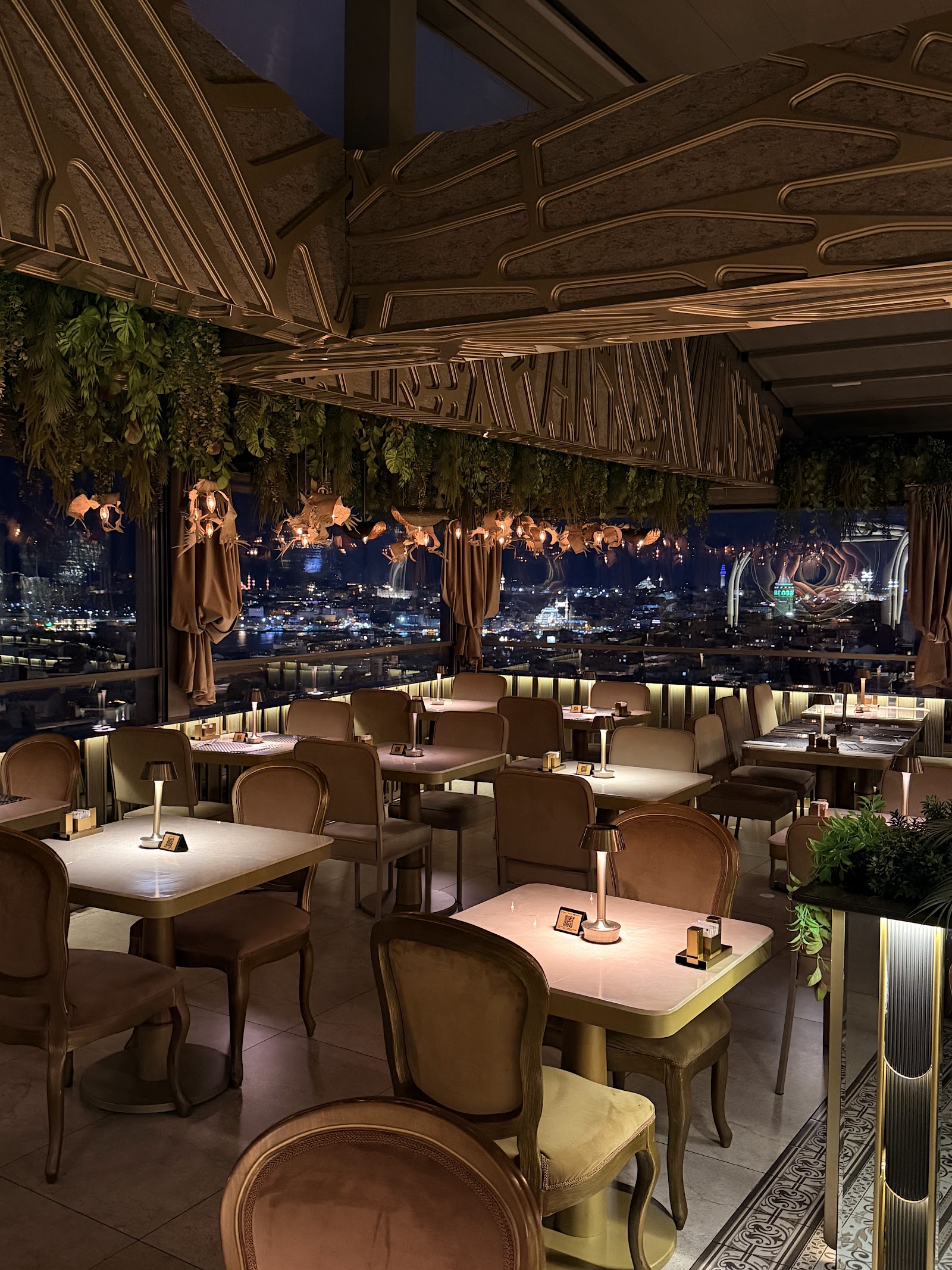 N'EVET İstanbul Rooftop Restaurant & Roof Bar mekanı