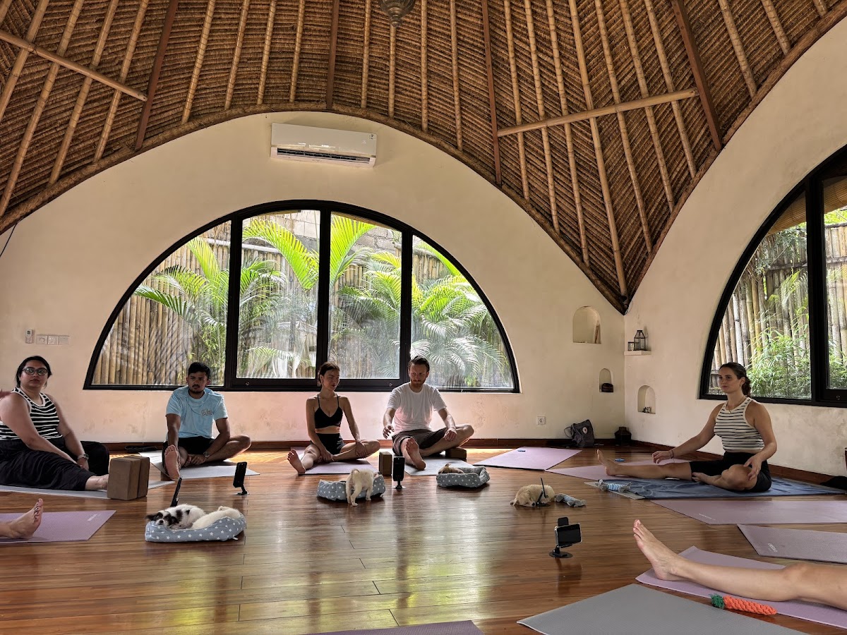 Happy Puppy Yoga Bali - Uluwatu — 3