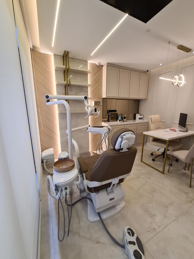 Dra. Dâmilie Gardim, Dentista - foto 3