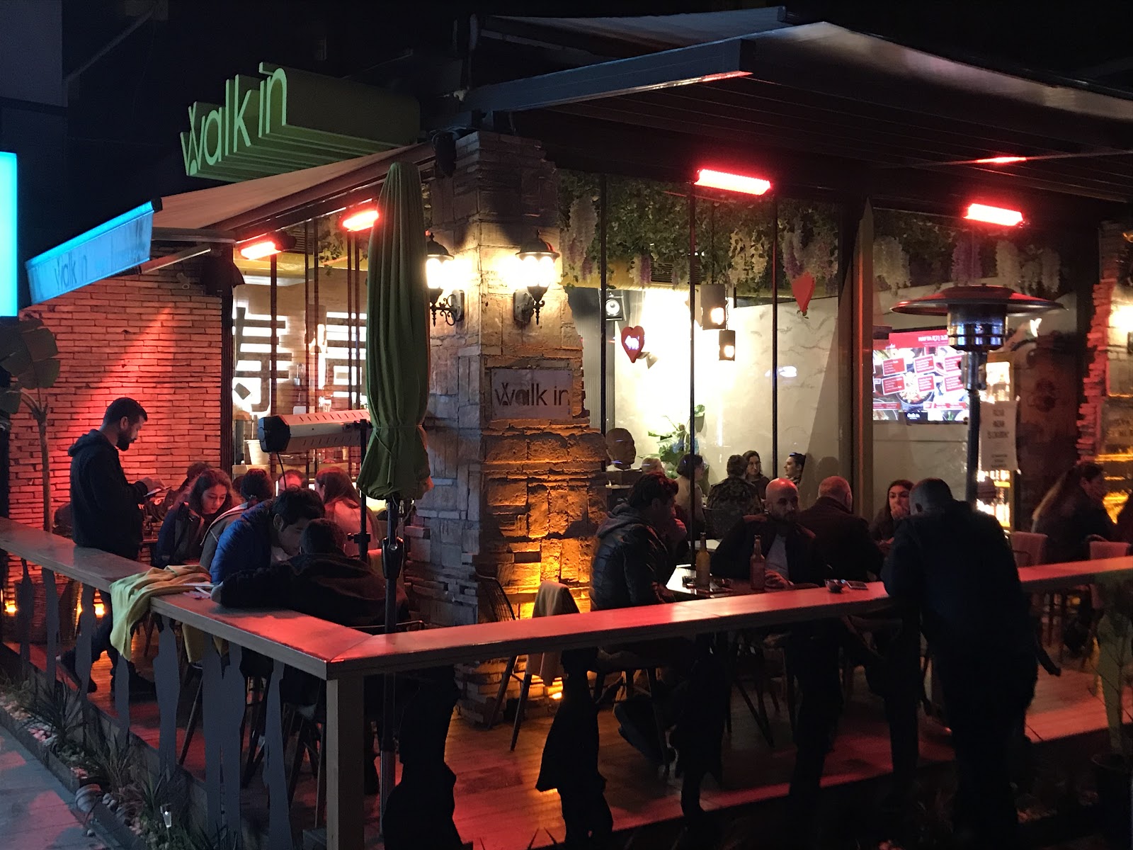 Walk in WOK & SUSHI BAR mekanı