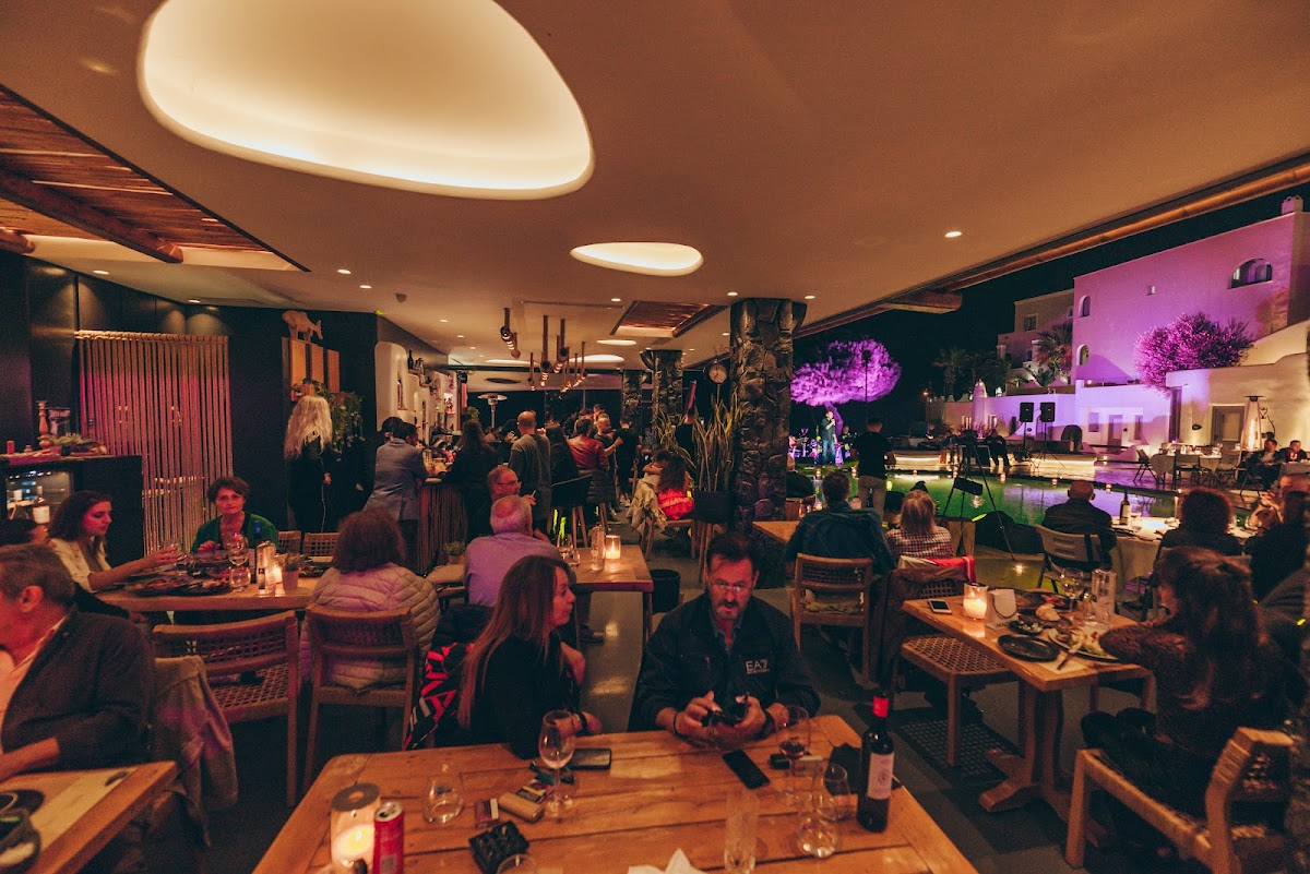 Katsaboo Bar Restaurant in santorini