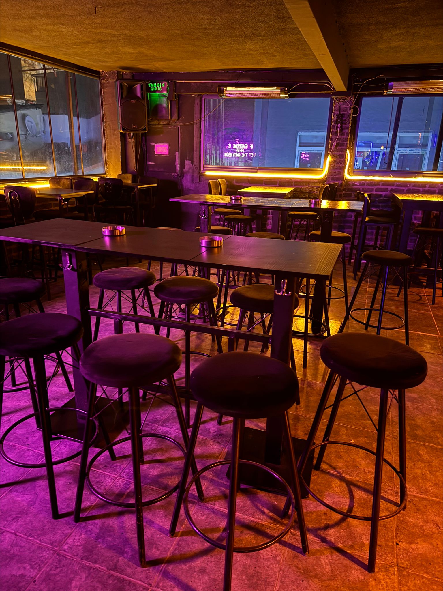 No2 Cafe Bar mekanı