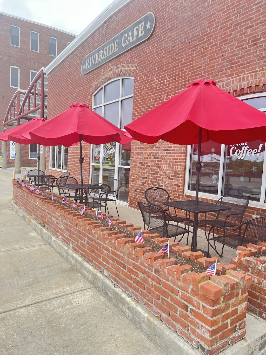 Riverside Cafe and Diner