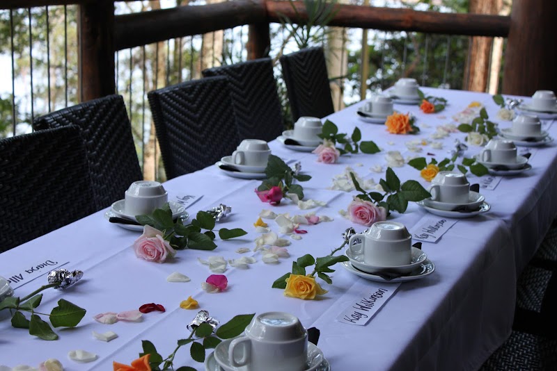 Secrets on The Lake - Dining on the Deck cafe