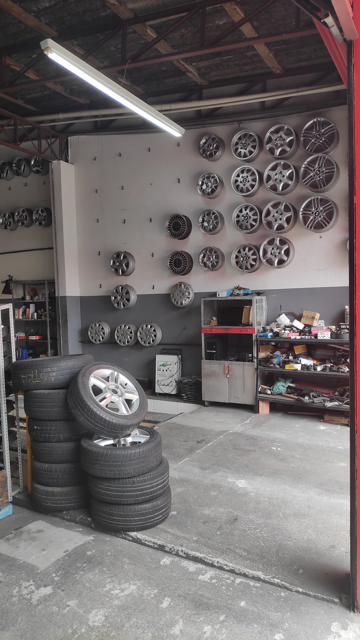 Auto and Tire Center Carvalho