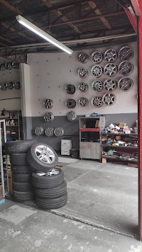 Auto and Tire Center Carvalho