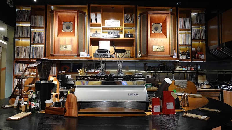 WING’S COFFEE & BAR