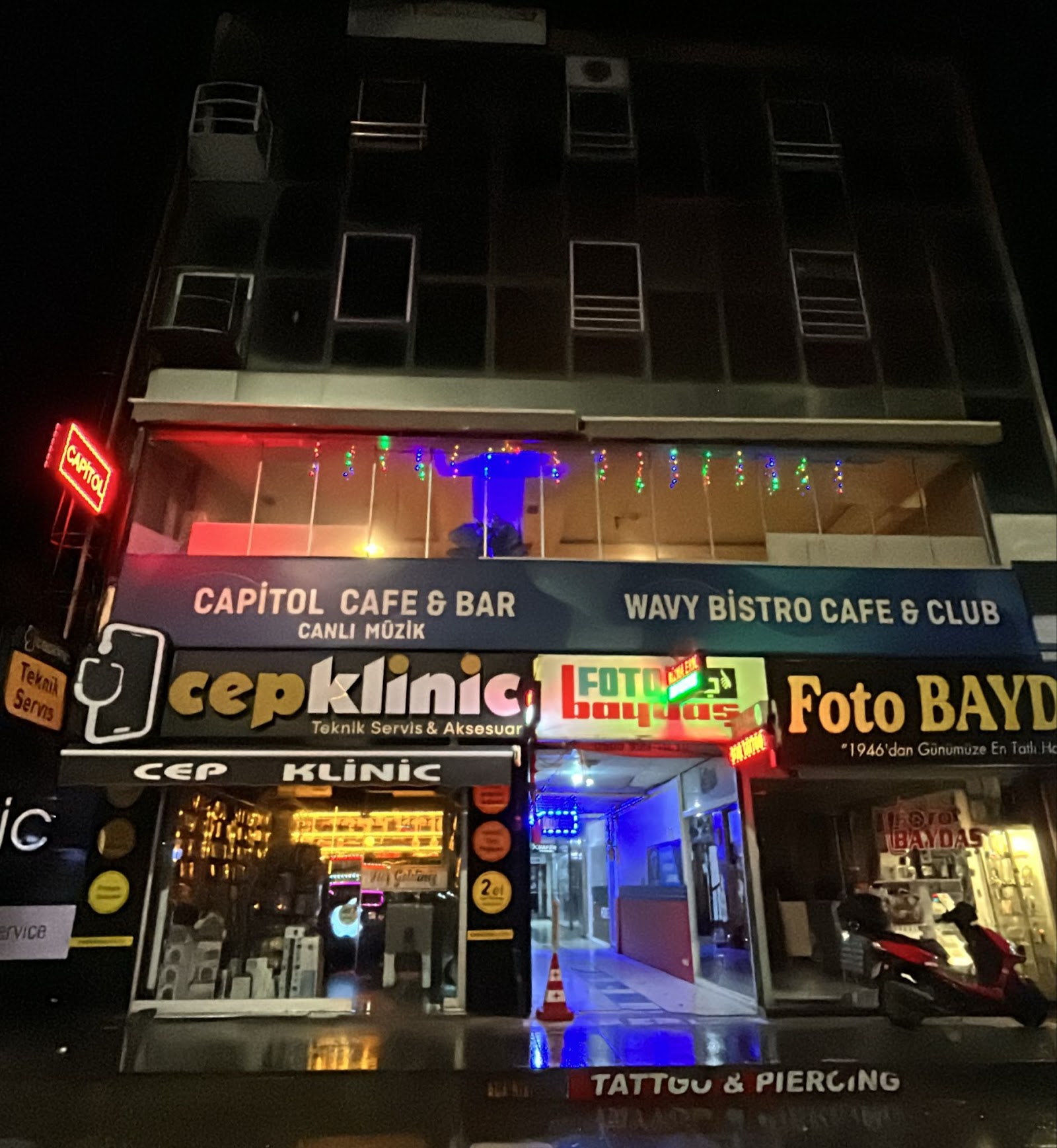 Capital Cafe Bar mekanı