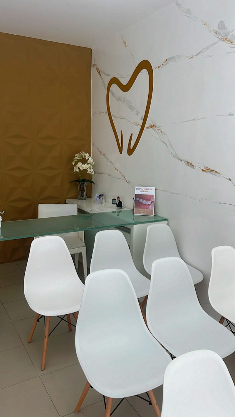 Dr. Daniel Freire Dentista José Walter: Periodontia, Implantes, Prótese em Fortaleza CE