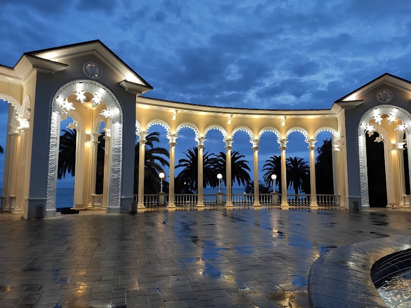 Гагрская колоннада: что важно знать перед визитом