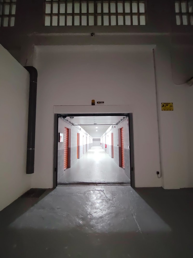 J&D Self Storage en C. Mercedes Lamarque, 4, 23009 Jaén, España - Imagen 3