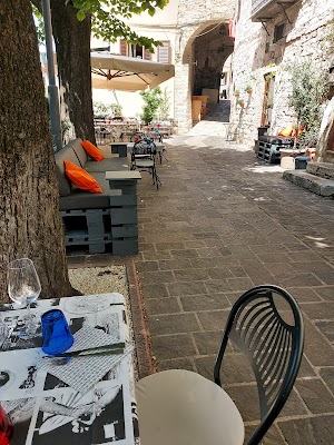 La piazzetta delle erbe Assisi