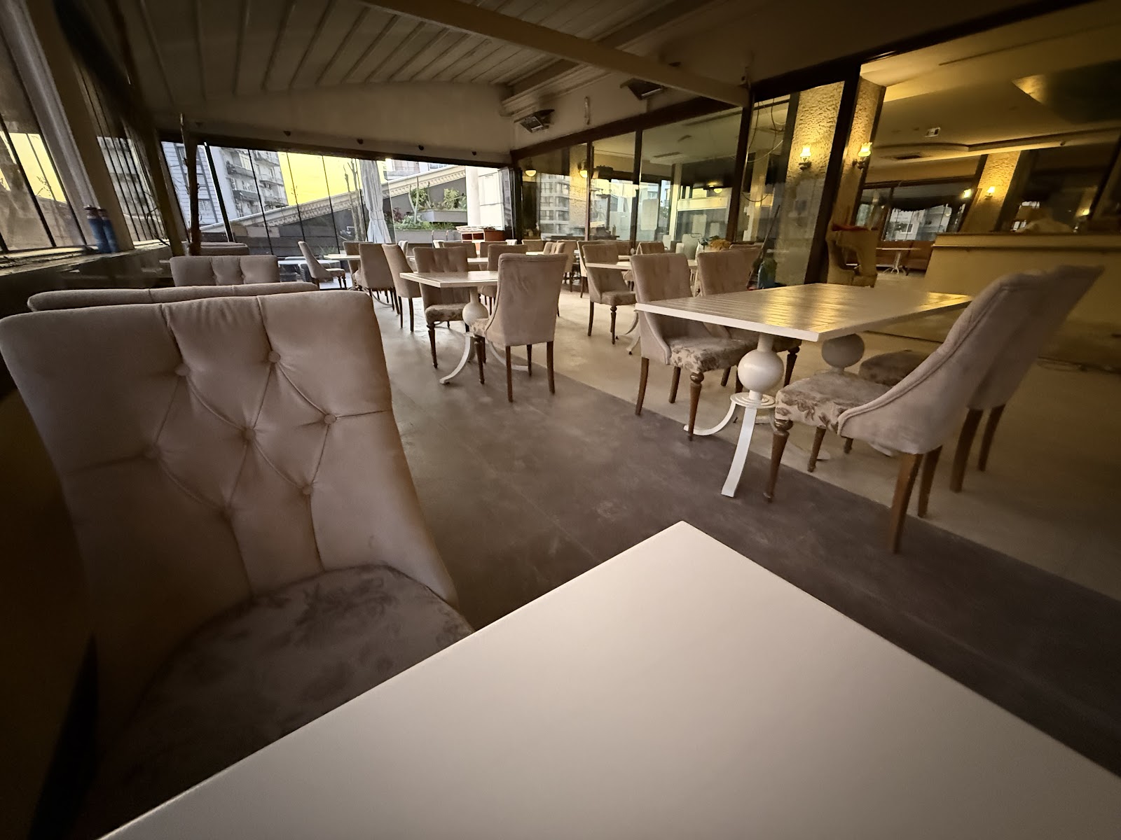 Som Cafe & Restaurant mekanı