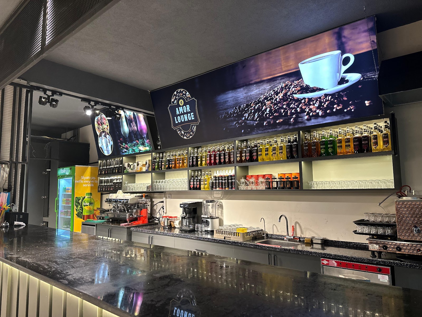 Amor Lounge cafe ve restaurant mekanı