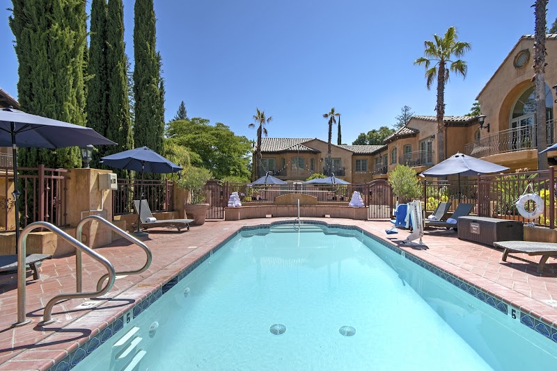 Outdoor pool and relaxing hot tub