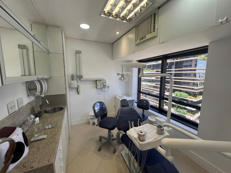 Dr. Maxwel Marques Dentista 24 horas Curitiba - foto 2