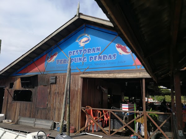 Pendas Floating Restaurant - Photo 1