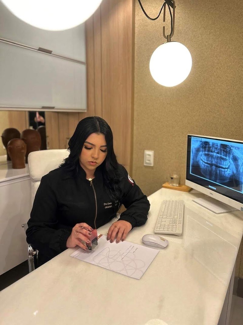 Dra Emanoelle Macioli - Dentista