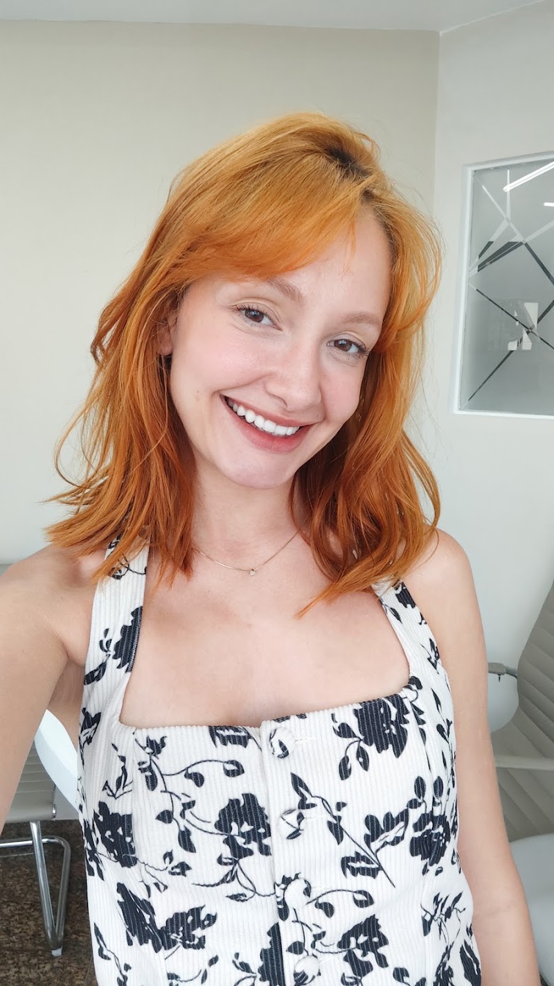 Dra. Joy - CIRURGIÃ DENTISTA