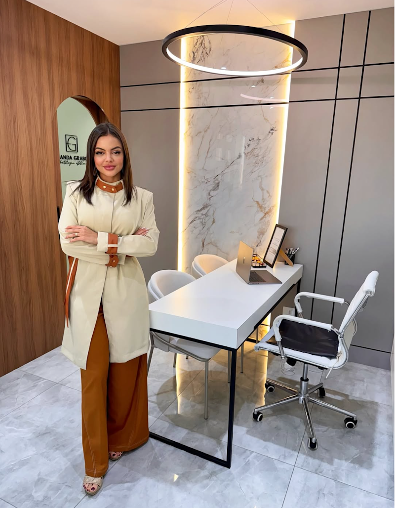 Dra. Fernanda Graboski | Facetas em Resina e Odontologia Biomimética