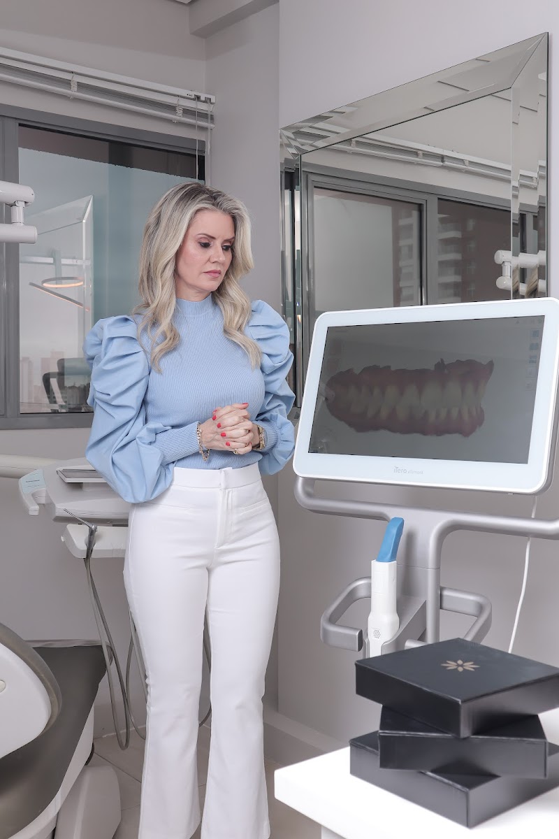 Dra. Aline Dastre/ INVISALIGN/HARMONIZAÇÃO OROFACIAL/IMPLANTE - foto 3