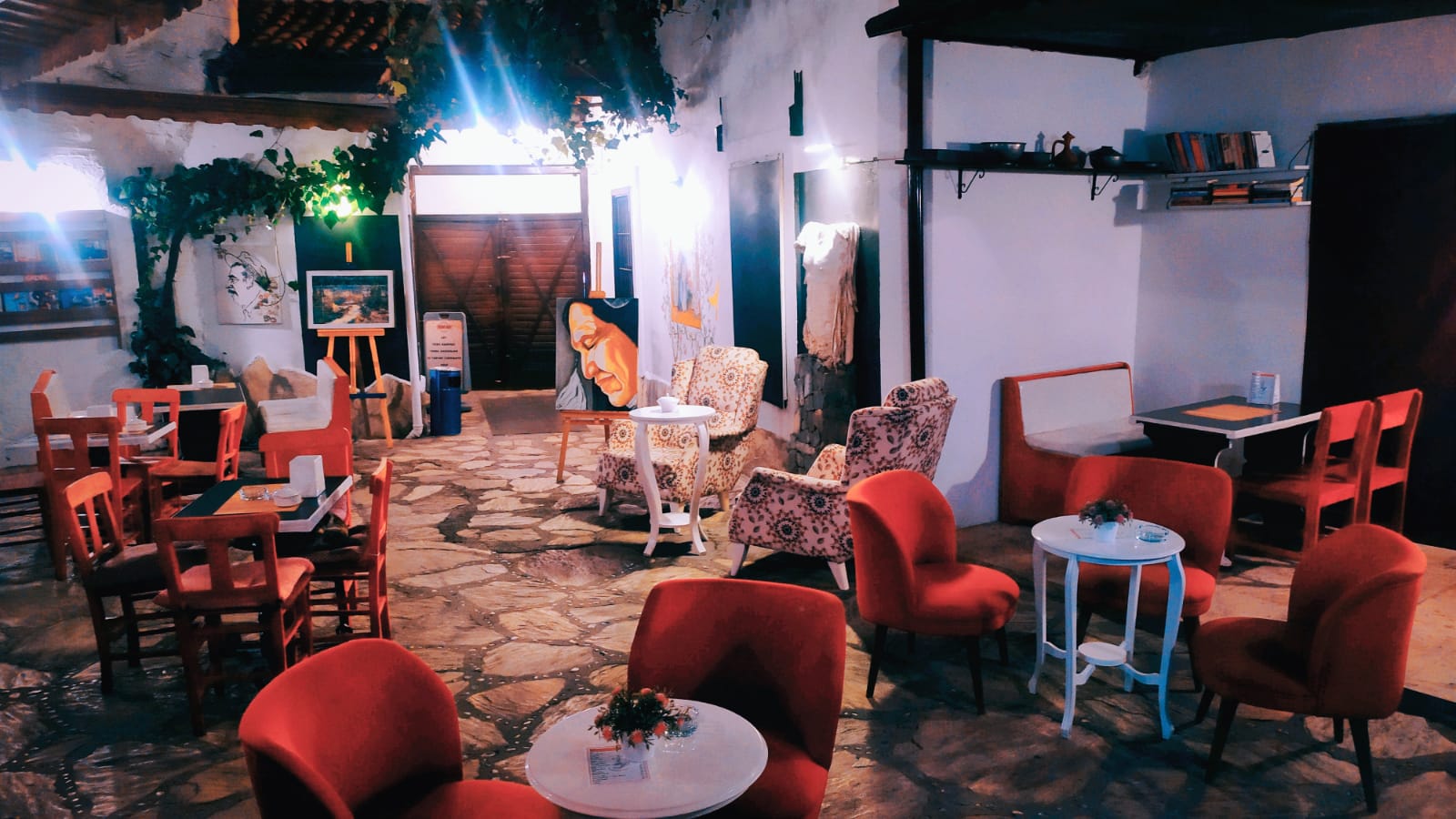 Yarım Han Sanat Cafe mekanı