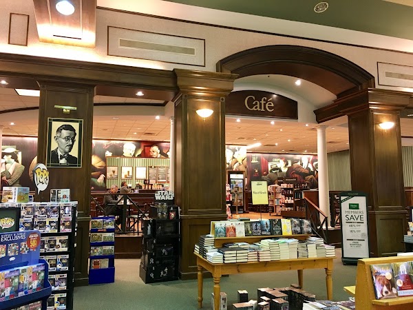 BARNES & NOBLE BOOKSELLERS exterior