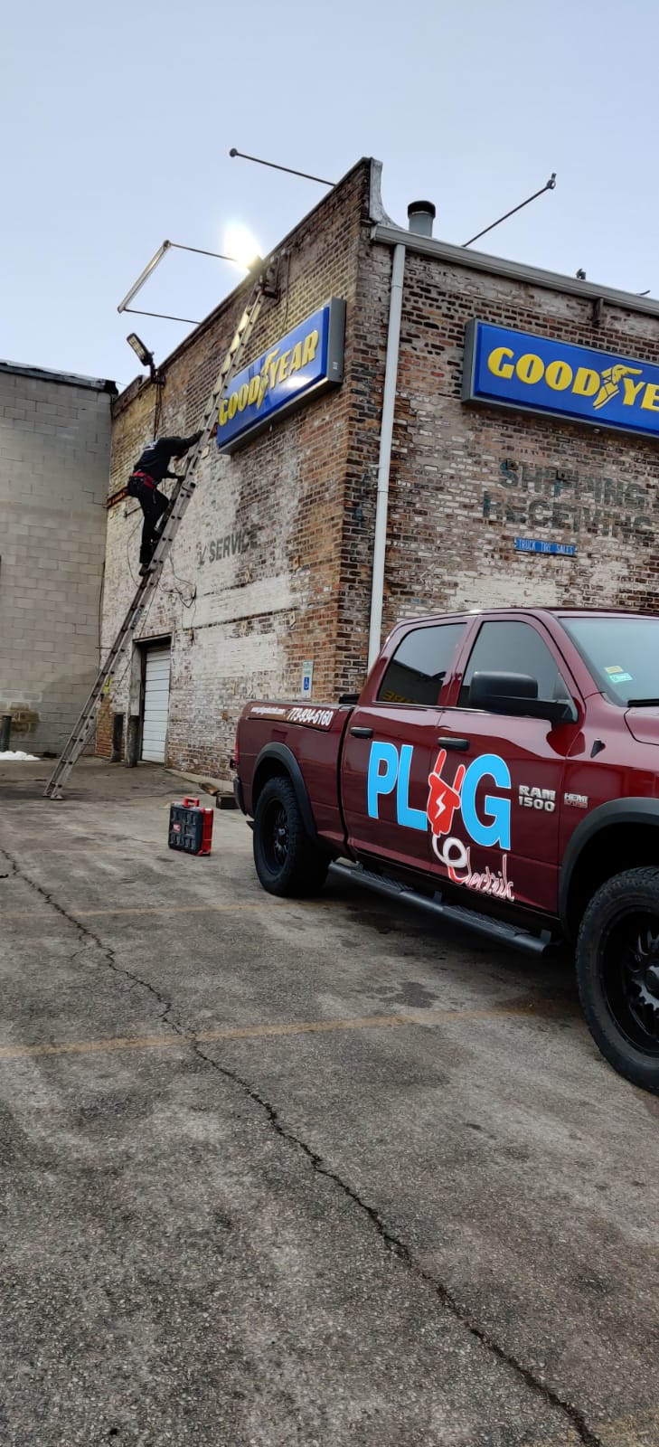 Plug Electrik - Electrician in Chicago