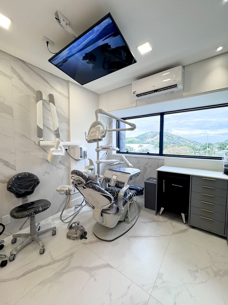 Dra Rayane Magnol - Dentista na Enseada do Suá - Vitória