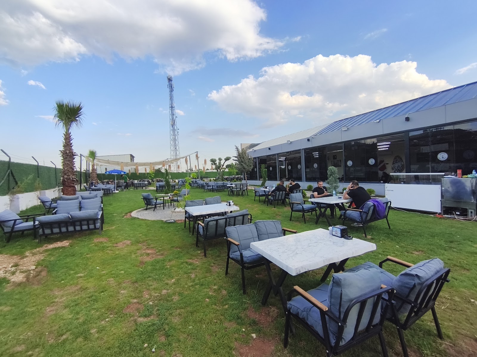 Amazon cafe nargile mekanı