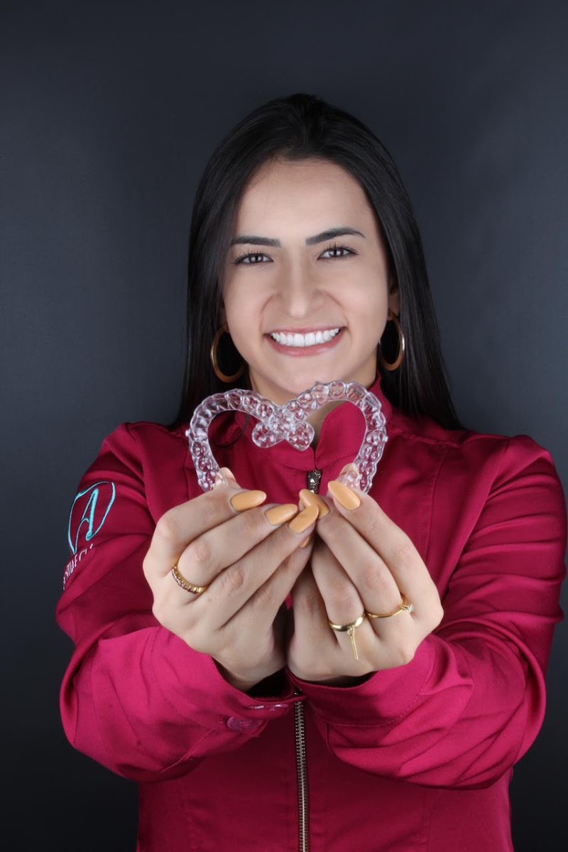 Dra Amanda Lima - Dentista Goiânia | SouSmile | Ortodontia | Clareamento | Limpeza | Aparelho Invisível | Jardim Goiás