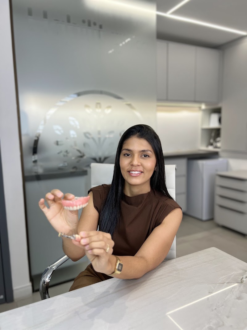 Dra. Vanessa Malheiros | Implantes Dentários - foto 2