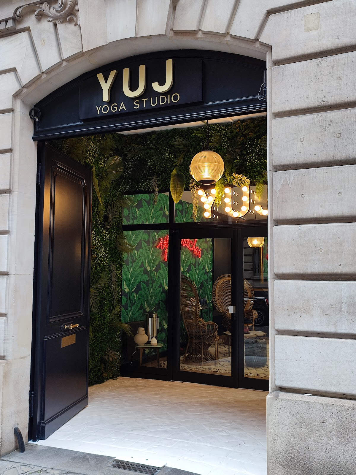 YUJ YOGA STUDIO & SHOP Paris 8ème, vue extérieure