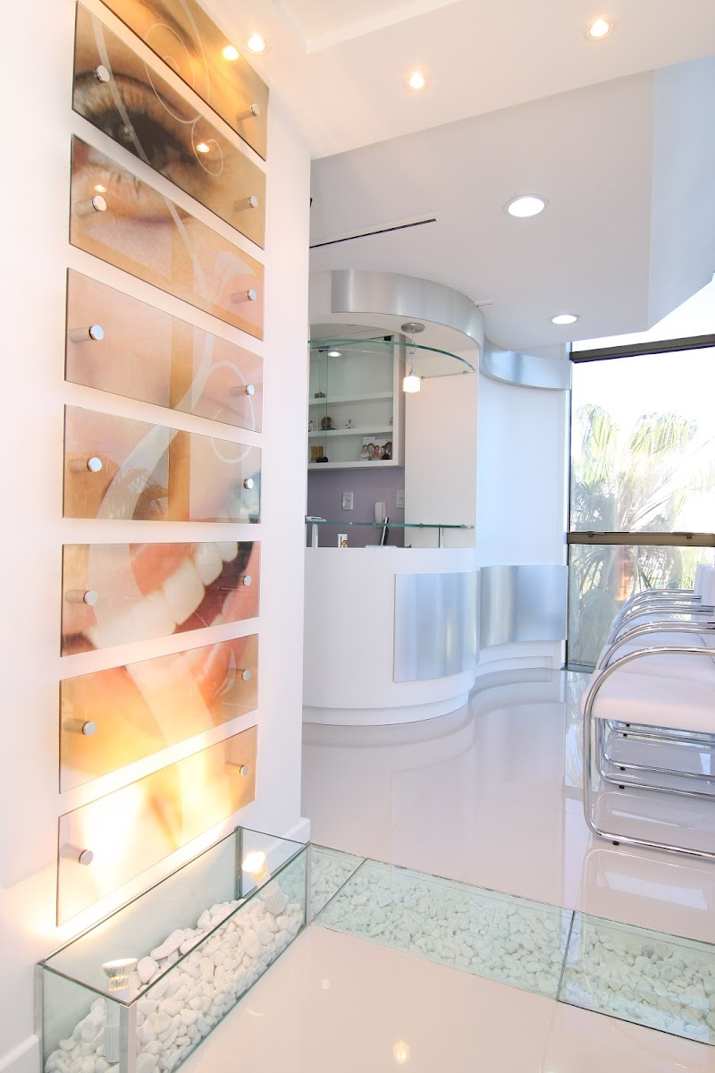 Dra. Marília Loureiro | Implantes e Próteses Dentárias - foto 2