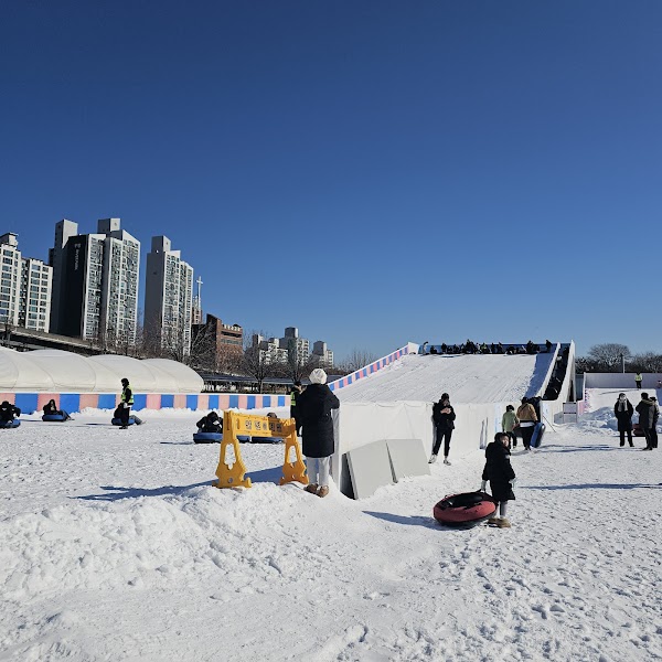 Ttukseom Park Snow Sledding 1