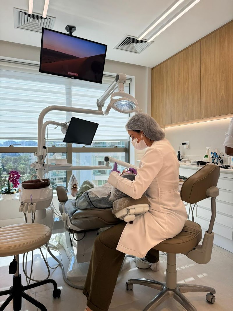 Dra. Fabiana Lisboa I Dentista I AirFlow I Limpeza sem Incômodo I Lentes de Contato I Periodontista I Implante - foto 2