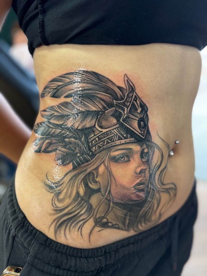 Portret van een vrouw met een gevederde hoofdtooi op de zij/ribben.