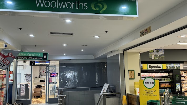 Barber shop cut and shave key men