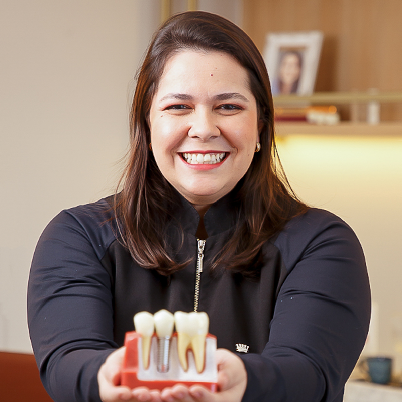 Dra. Suyana Carneiro - Implantes Dentário