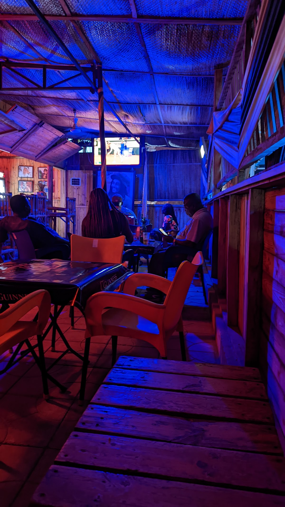whispers lounge and pub