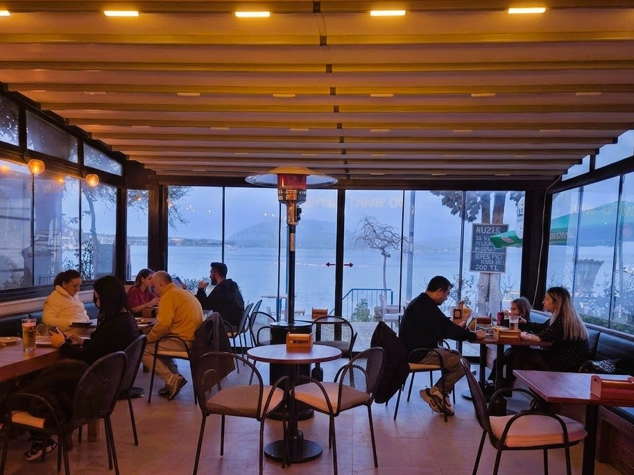 Kuzi's Gastro-Pub mekanı