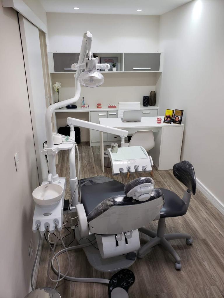 Dra Carolina Carneiro - Dentista na Zona Sul, Rio de Janeiro | Tratamento de Canal, Implante, Prótese - foto 3